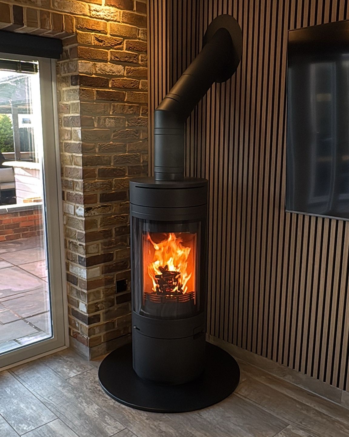 Di Lusso R4 Euro Stove with Teardrop Slate Hearth