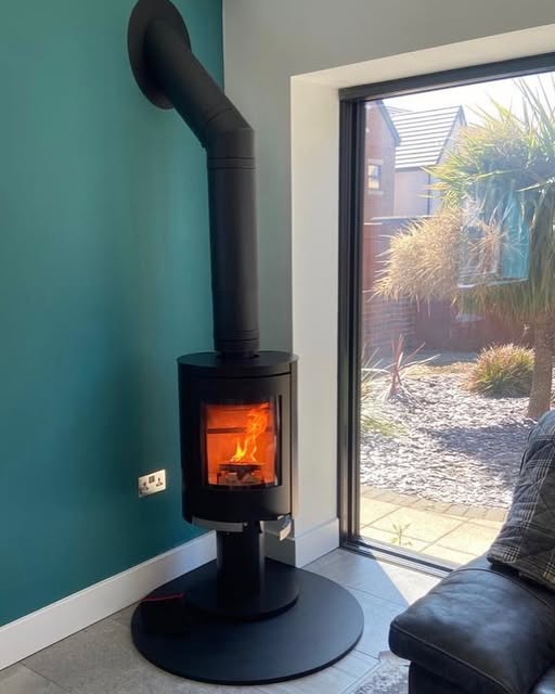 Ovale Pedestal Stove with Built-In Display Boxes