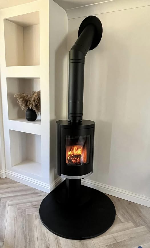 Ovale Pedestal Stove with Built-In Display Boxes view 2