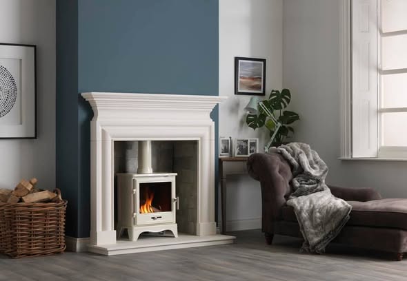 Norvik 5 Multifuel Stove with Brick Chamber and Lit Beam
